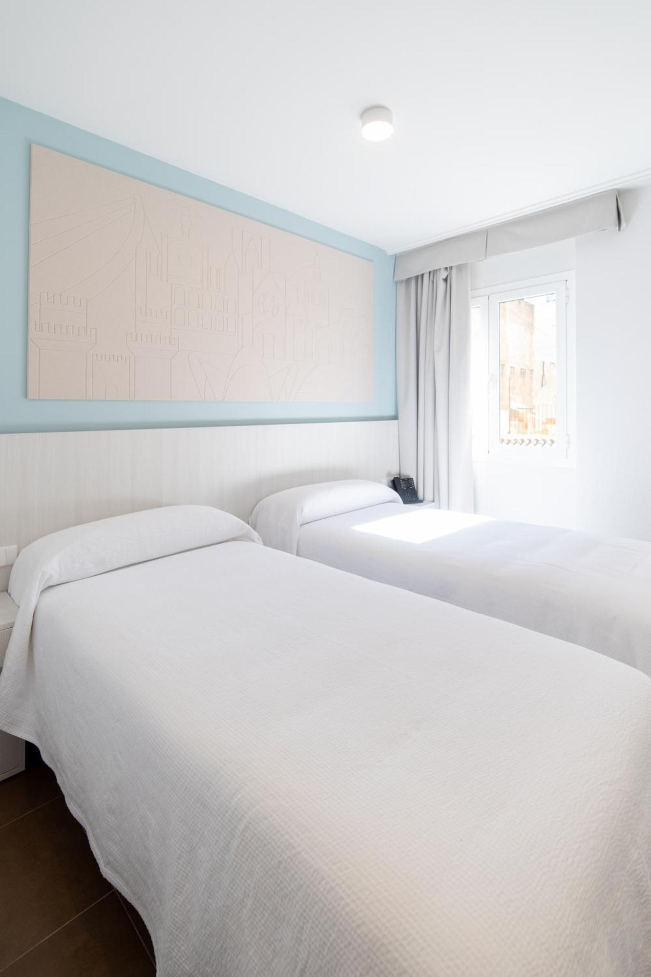 Hotel Alkazar Valencia Bagian luar foto