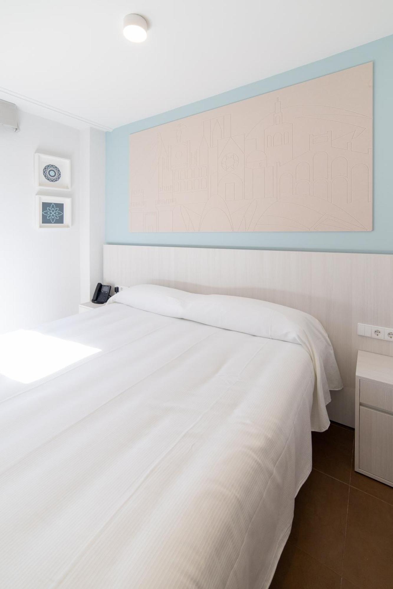 Hotel Alkazar Valencia Bagian luar foto