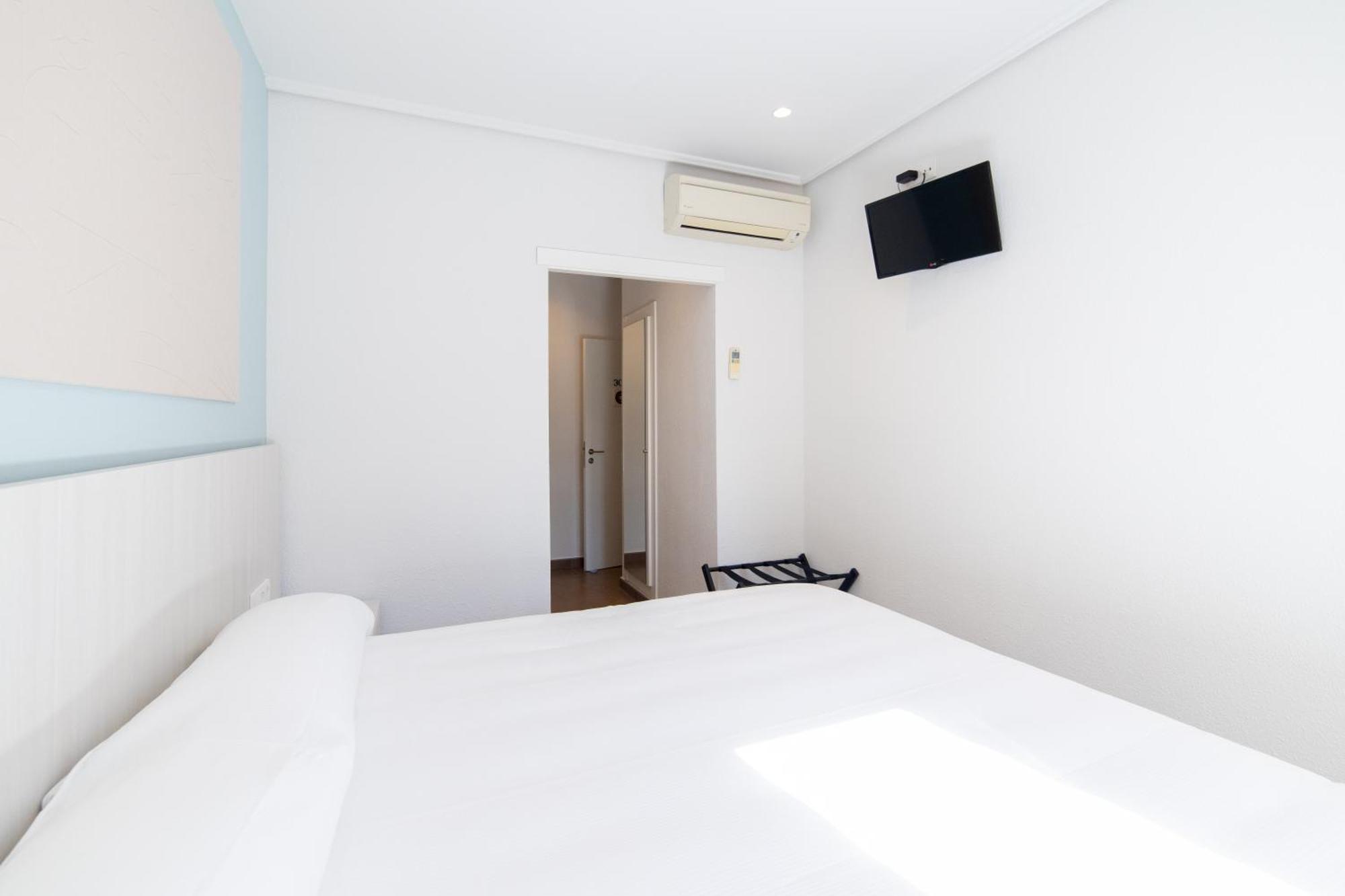 Hotel Alkazar Valencia Bagian luar foto