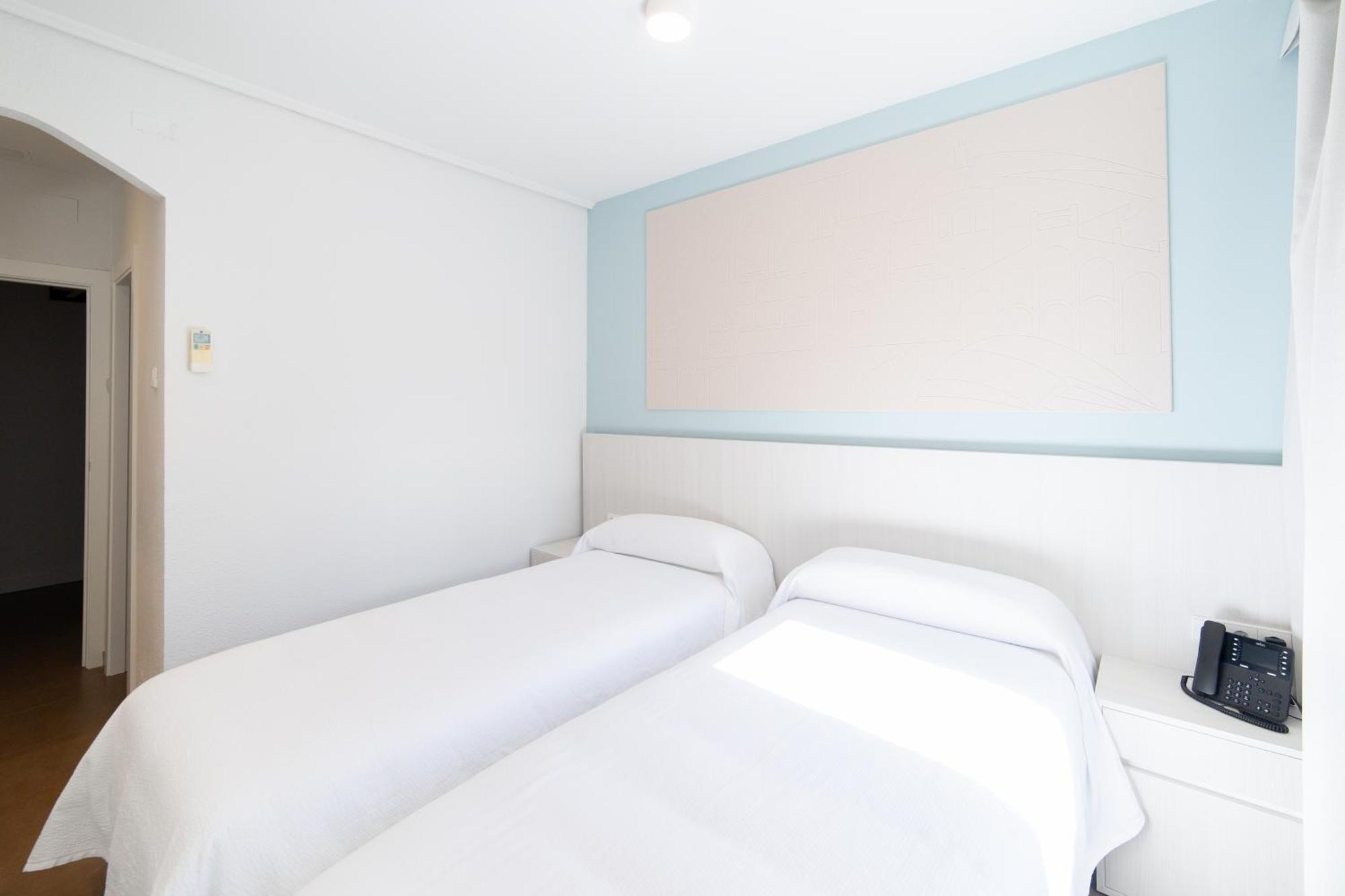 Hotel Alkazar Valencia Bagian luar foto