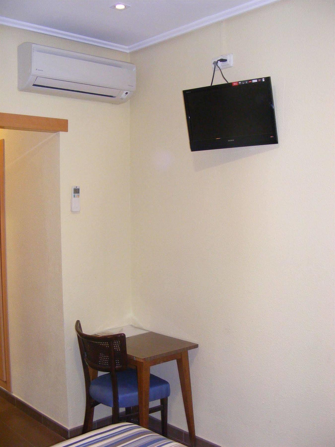 Hotel Alkazar Valencia Bagian luar foto