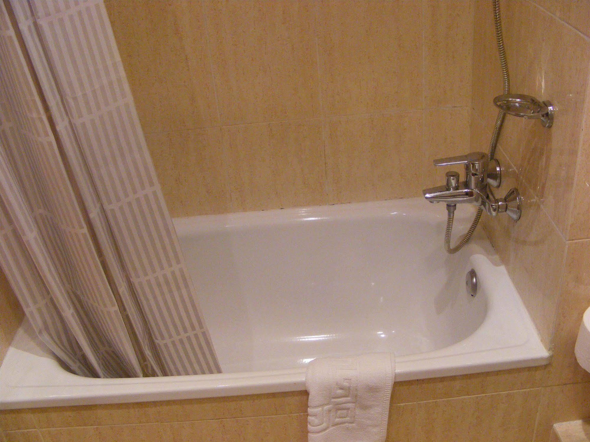 Hotel Alkazar Valencia Bagian luar foto