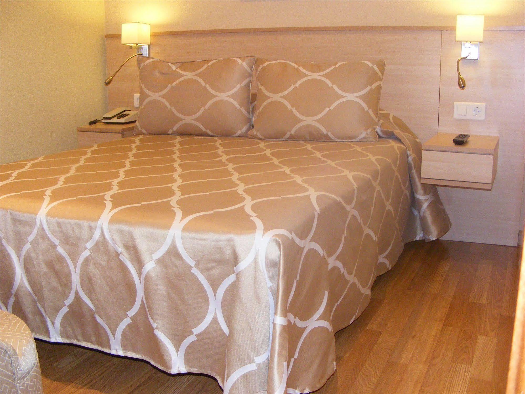 Hotel Alkazar Valencia Bagian luar foto