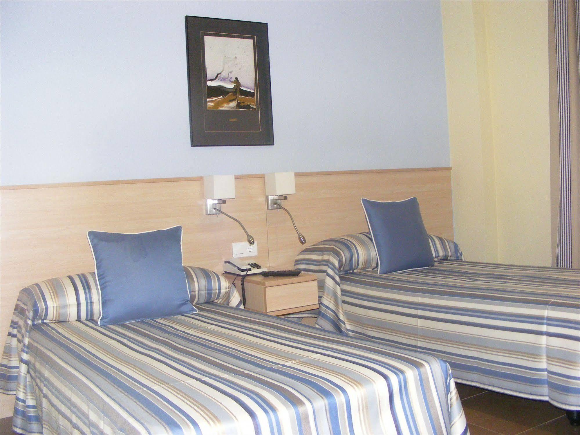Hotel Alkazar Valencia Bagian luar foto