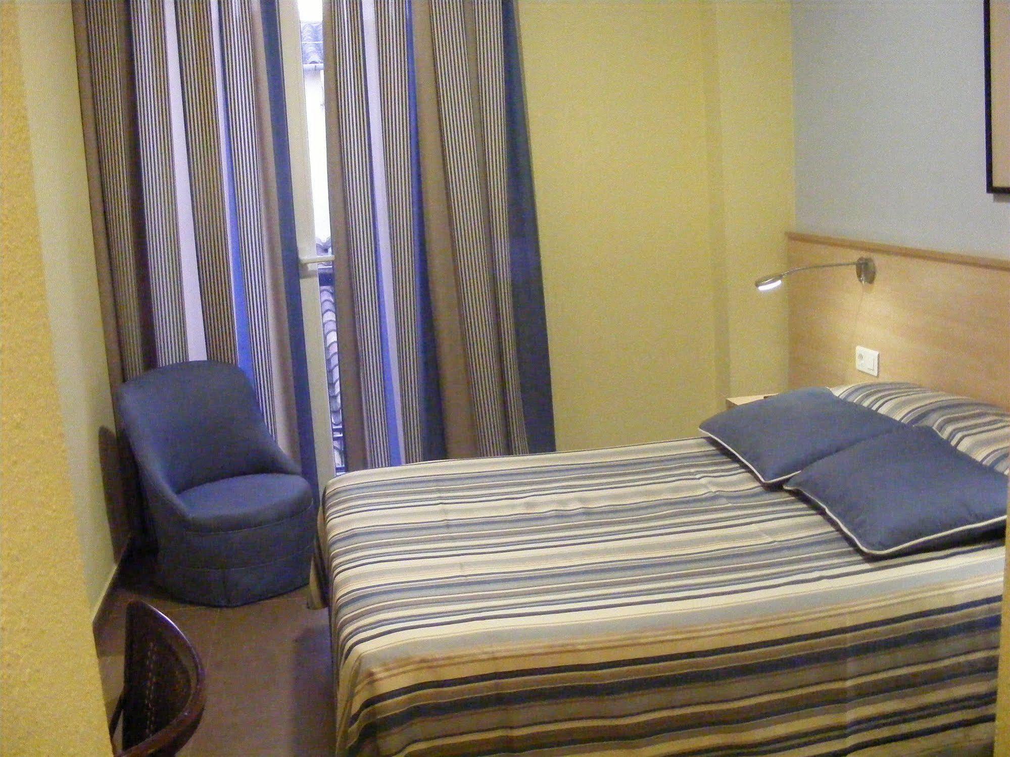 Hotel Alkazar Valencia Bagian luar foto