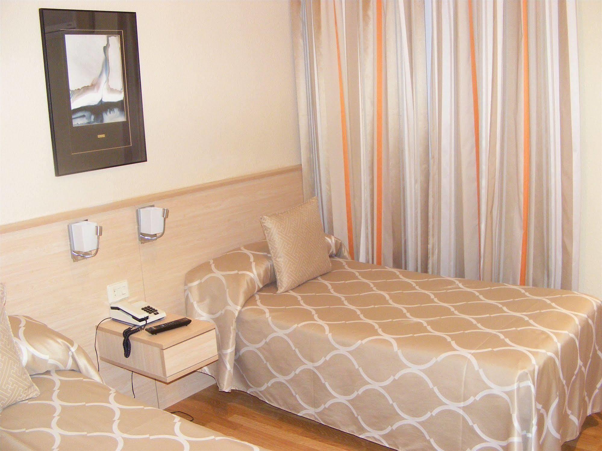 Hotel Alkazar Valencia Bagian luar foto